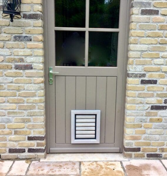 Gemiddeld hondenluik voor middelgrote honden en grote katten dat geïnstalleerd is in de deur of in glas -Tomsgates kattenluik, Tomsgates hondenluik, Kwalitatief kattenluik, Tochtvrij kattenluik, Veilig kattenluik, Stil kattenluik, Houten kattenluik