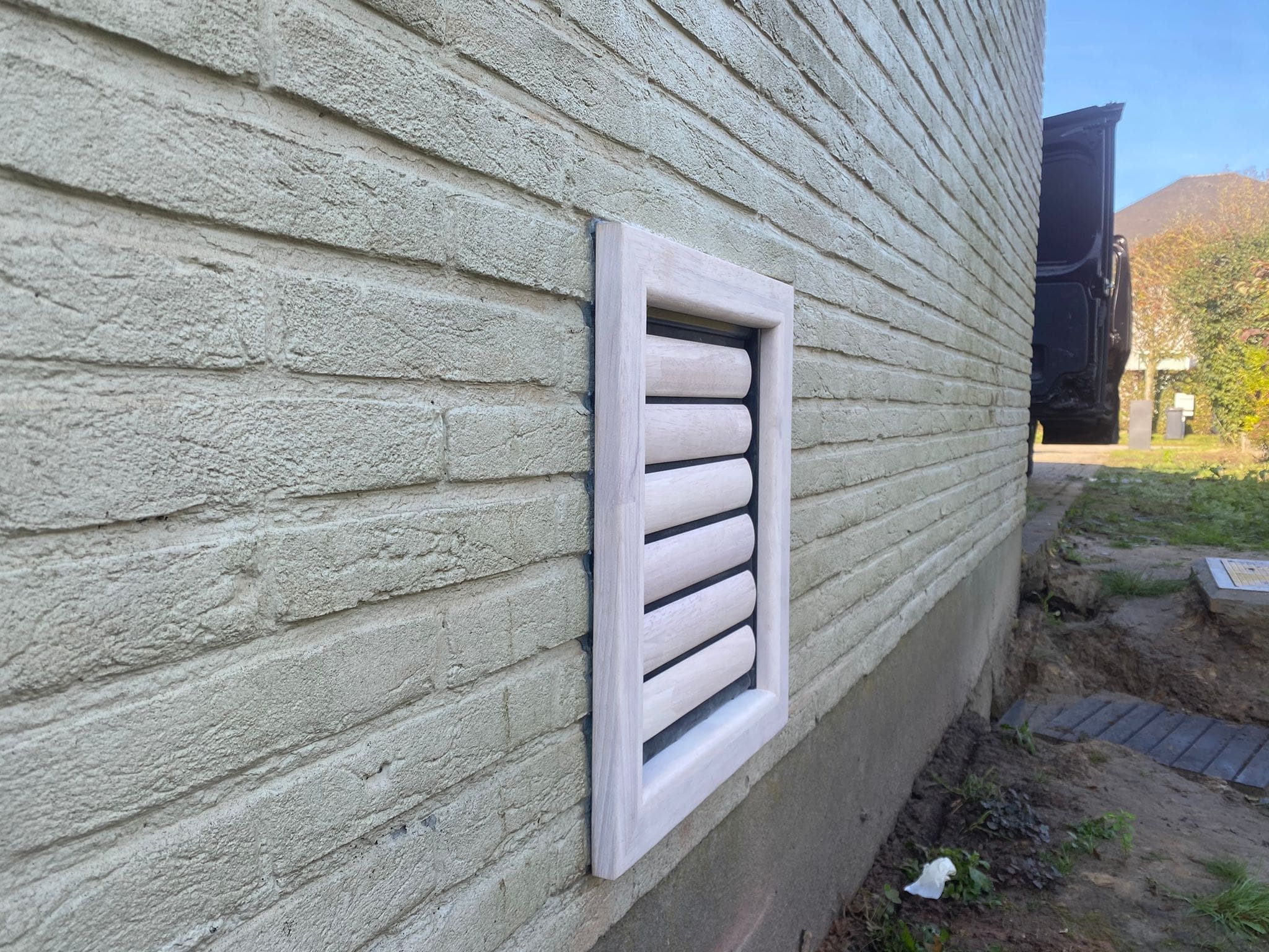 Gemiddeld hondenluik voor middelgrote honden en grote katten dat geïnstalleerd is in de muur - Tomsgates kattenluik, Tomsgates hondenluik, Kwalitatief kattenluik, Tochtvrij kattenluik, Veilig kattenluik, Stil kattenluik, Houten kattenluik