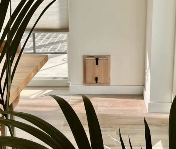 Kattenluik voor gemiddelde katten en kleine honden dat geïnstalleerd is in de muur - Tomsgates kattenluik, Tomsgates hondenluik, Kwalitatief kattenluik, Tochtvrij kattenluik, Veilig kattenluik, Stil kattenluik, Houten kattenluik