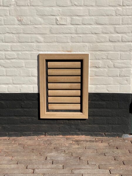 Groot hondenluik voor grote honden dat geïnstalleerd is in de muur - Tomsgates kattenluik, Tomsgates hondenluik, Kwalitatief kattenluik, Tochtvrij kattenluik, Veilig kattenluik, Stil kattenluik, Houten kattenluik