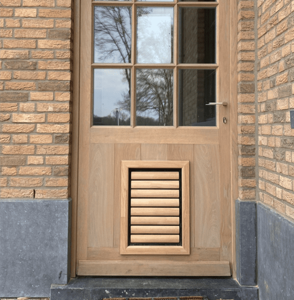 Extra groot hondenluik voor zeer grote honden dat geïnstalleerd is in de deur of in glas - Tomsgates kattenluik, Tomsgates hondenluik, Kwalitatief kattenluik, Tochtvrij kattenluik, Veilig kattenluik, Stil kattenluik, Houten kattenluik